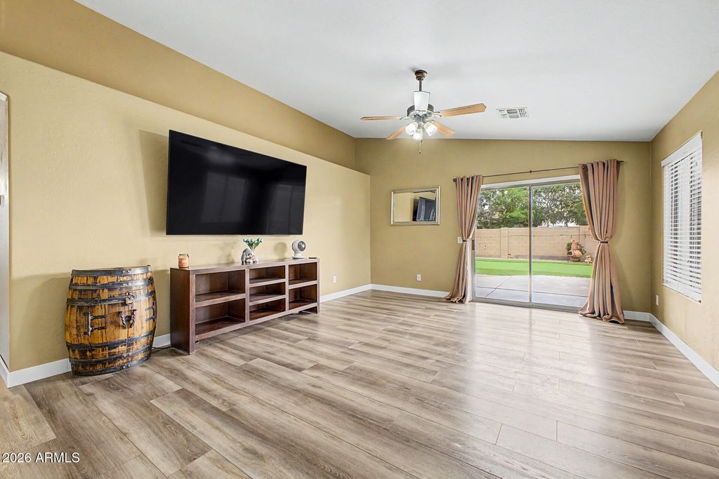 Image 3 of property listing at 3303 E WOODSIDE Way, Gilbert, AZ 85297
