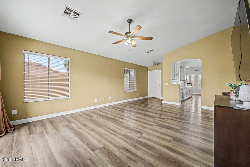 Image 4 of property listing at 3303 E WOODSIDE Way, Gilbert, AZ 85297