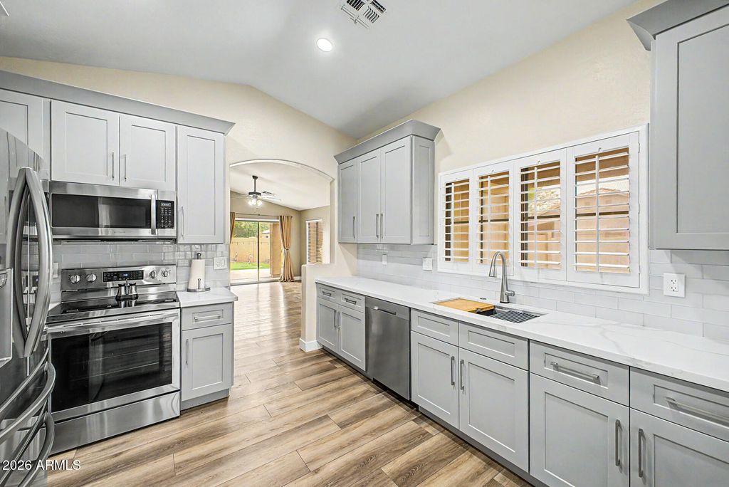 Image 5 of property listing at 3303 E WOODSIDE Way, Gilbert, AZ 85297