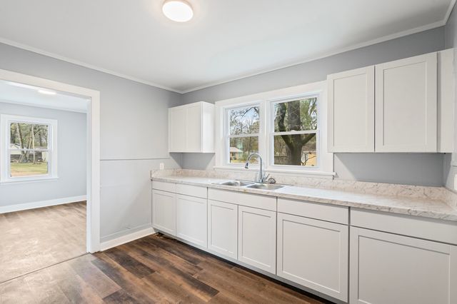 210 WEST ST, Batesville, MS 38606