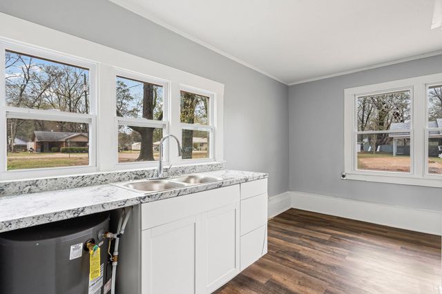 210 WEST ST, Batesville, MS 38606