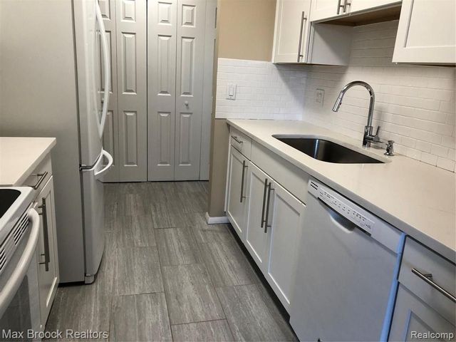 29880 12 Mile Rd 812, Farmington Hills, MI 48334