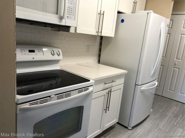 29880 12 Mile Rd 812, Farmington Hills, MI 48334