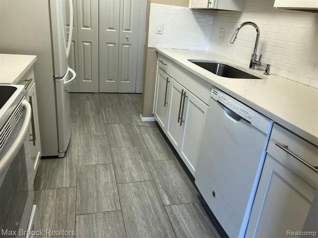 29880 12 Mile Rd 812, Farmington Hills, MI 48334