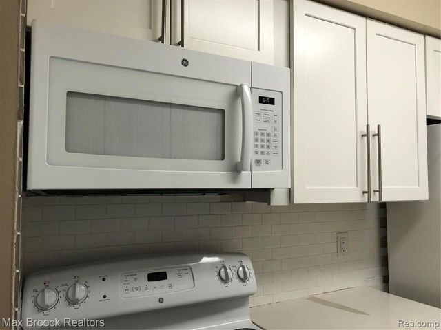 29880 12 Mile Rd 812, Farmington Hills, MI 48334
