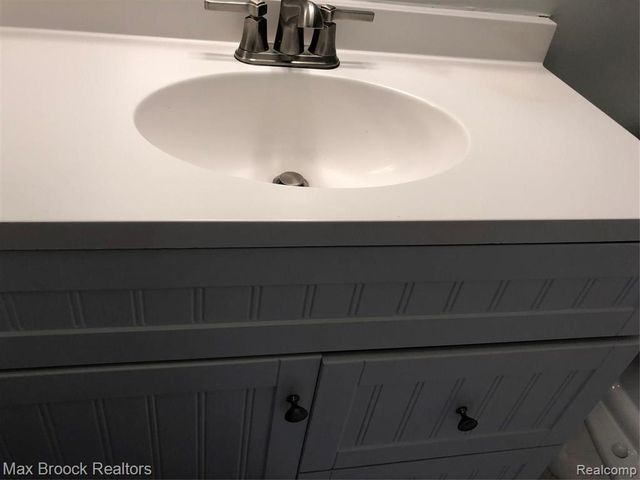 29880 12 Mile Rd 812, Farmington Hills, MI 48334