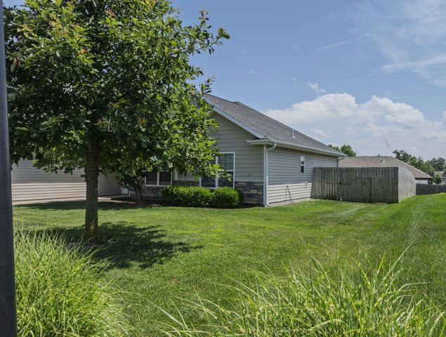 7520 W GOLDEN WILLOW DR, Columbia, MO 65202