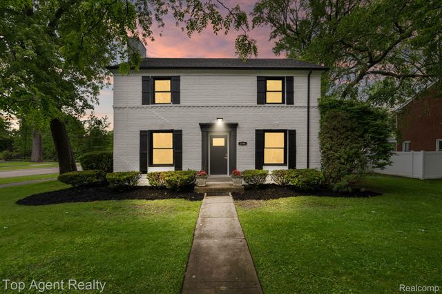 1894 Broadstone Road, Grosse Pointe Woods, MI 48236