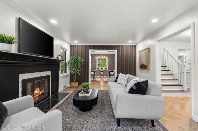 1894 Broadstone Road, Grosse Pointe Woods, MI 48236