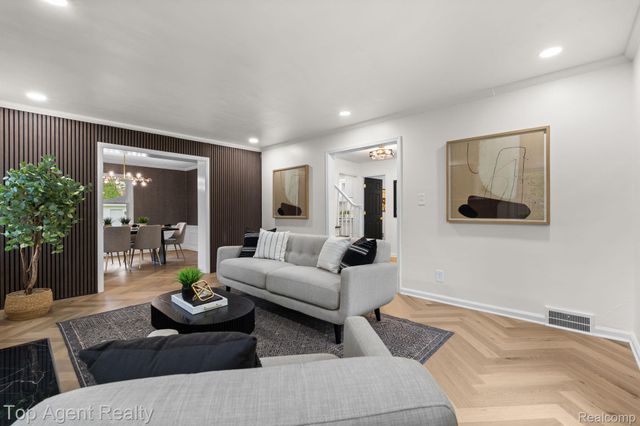 1894 Broadstone Road, Grosse Pointe Woods, MI 48236