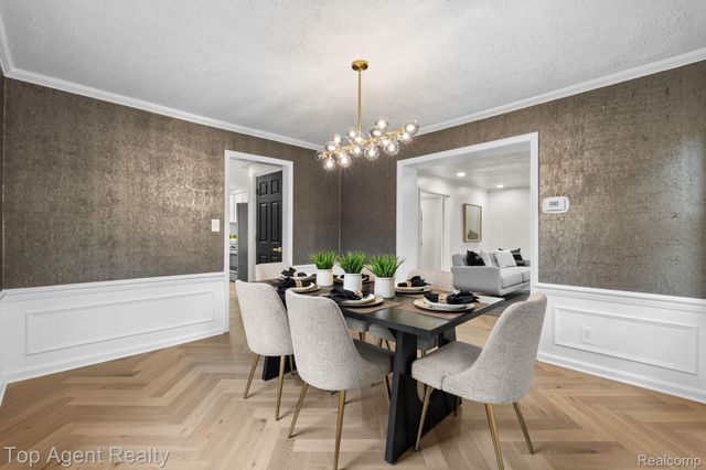1894 Broadstone Road, Grosse Pointe Woods, MI 48236