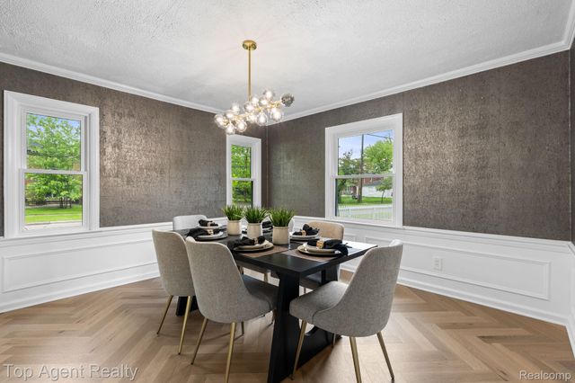 1894 Broadstone Road, Grosse Pointe Woods, MI 48236