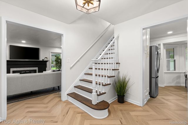 1894 Broadstone Road, Grosse Pointe Woods, MI 48236