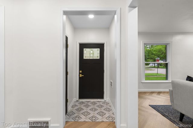 1894 Broadstone Road, Grosse Pointe Woods, MI 48236