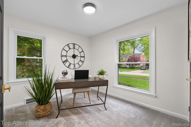 1894 Broadstone Road, Grosse Pointe Woods, MI 48236