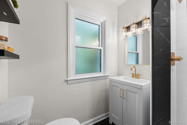 1894 Broadstone Road, Grosse Pointe Woods, MI 48236
