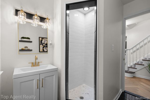 1894 Broadstone Road, Grosse Pointe Woods, MI 48236