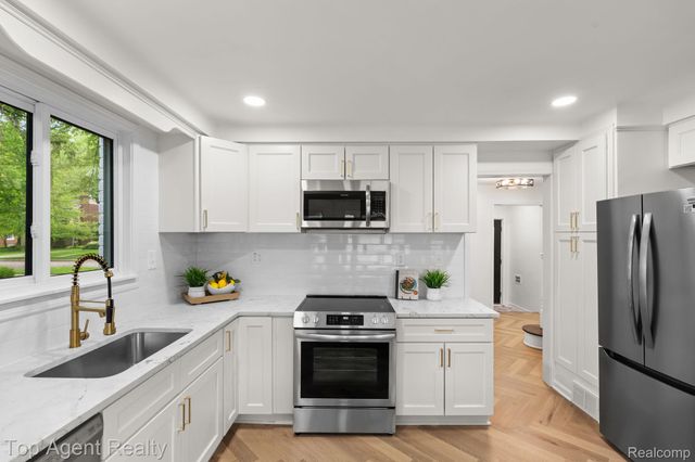 1894 Broadstone Road, Grosse Pointe Woods, MI 48236
