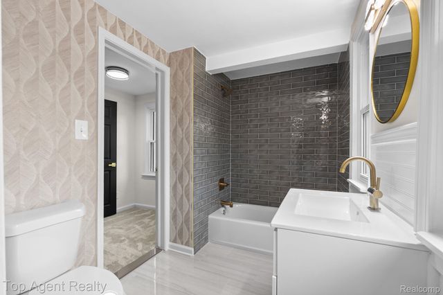 1894 Broadstone Road, Grosse Pointe Woods, MI 48236