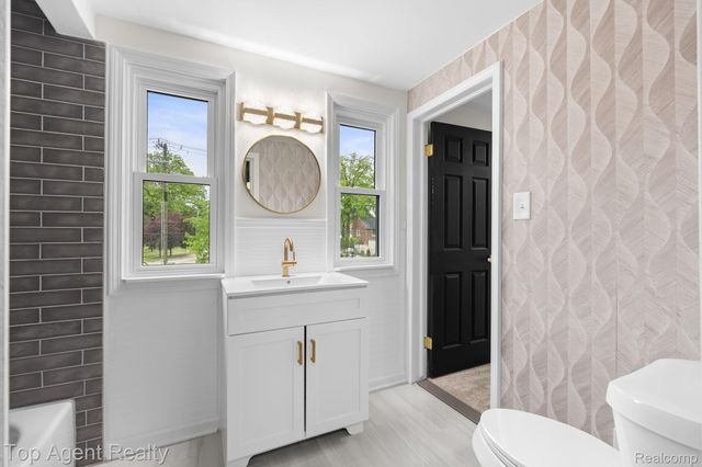 1894 Broadstone Road, Grosse Pointe Woods, MI 48236