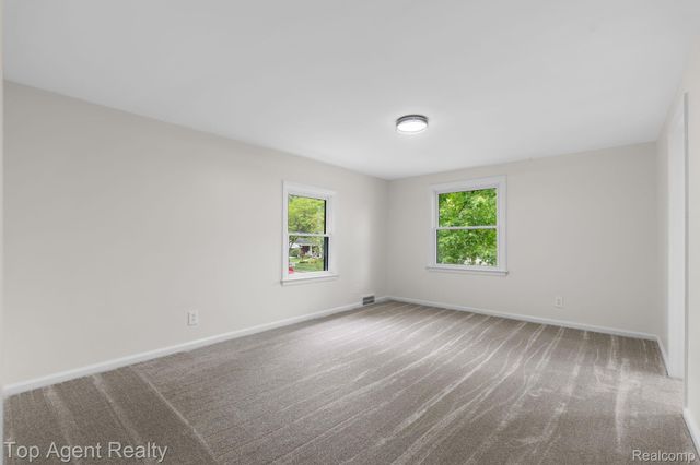 1894 Broadstone Road, Grosse Pointe Woods, MI 48236