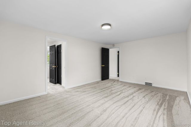 1894 Broadstone Road, Grosse Pointe Woods, MI 48236