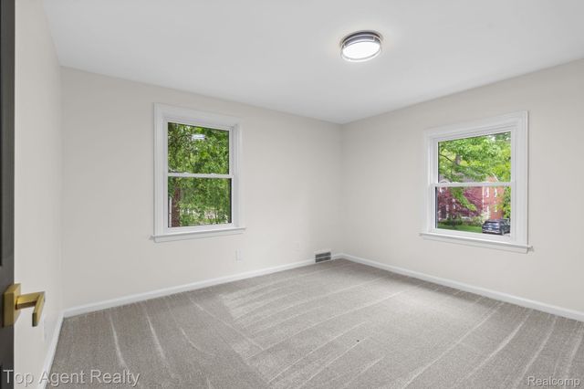 1894 Broadstone Road, Grosse Pointe Woods, MI 48236