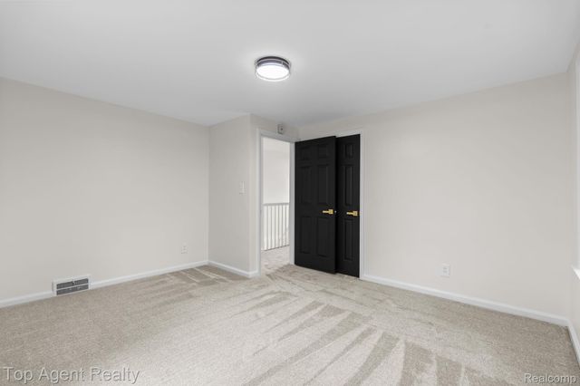 1894 Broadstone Road, Grosse Pointe Woods, MI 48236