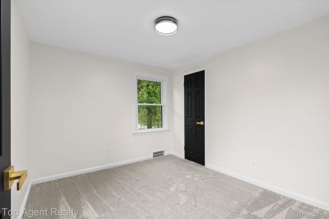 1894 Broadstone Road, Grosse Pointe Woods, MI 48236