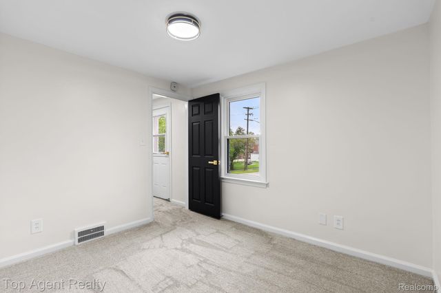 1894 Broadstone Road, Grosse Pointe Woods, MI 48236