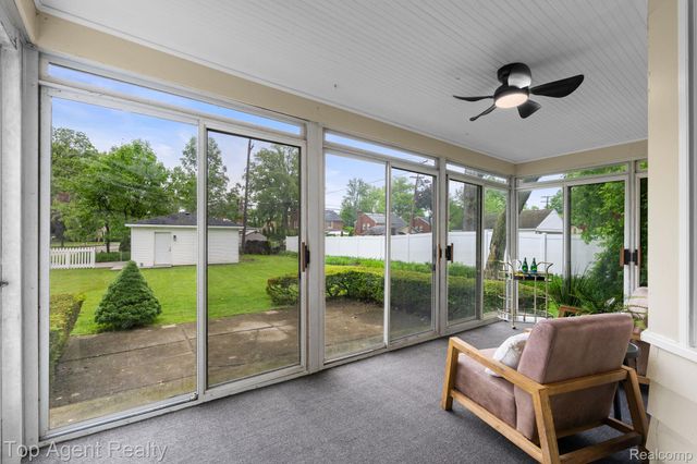 1894 Broadstone Road, Grosse Pointe Woods, MI 48236
