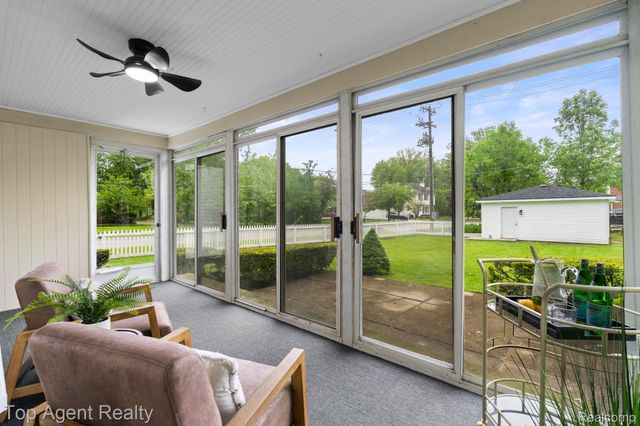 1894 Broadstone Road, Grosse Pointe Woods, MI 48236