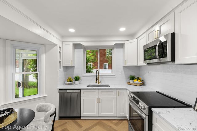 1894 Broadstone Road, Grosse Pointe Woods, MI 48236