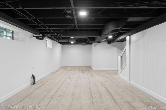 1894 Broadstone Road, Grosse Pointe Woods, MI 48236
