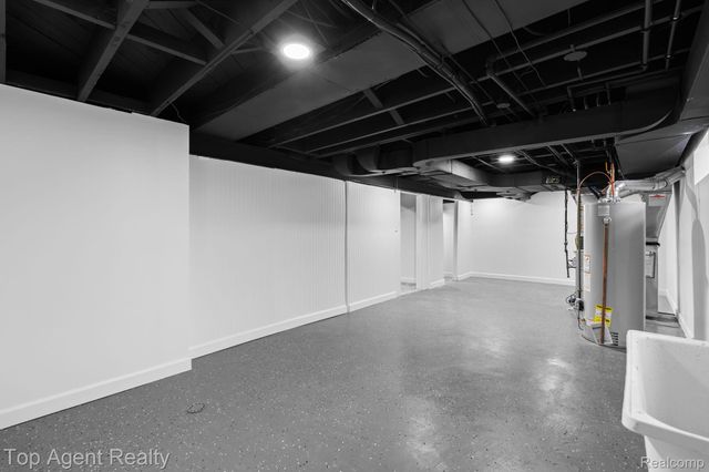 1894 Broadstone Road, Grosse Pointe Woods, MI 48236