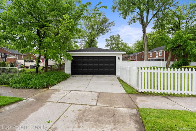 1894 Broadstone Road, Grosse Pointe Woods, MI 48236