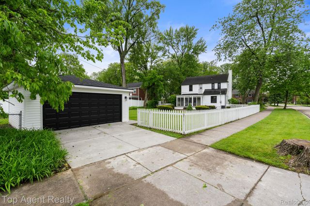 1894 Broadstone Road, Grosse Pointe Woods, MI 48236