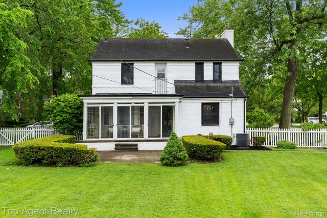 1894 Broadstone Road, Grosse Pointe Woods, MI 48236