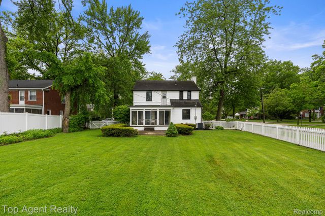 1894 Broadstone Road, Grosse Pointe Woods, MI 48236