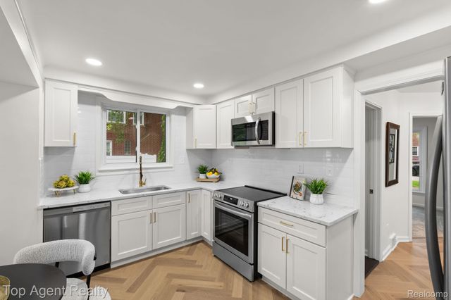 1894 Broadstone Road, Grosse Pointe Woods, MI 48236