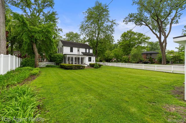 1894 Broadstone Road, Grosse Pointe Woods, MI 48236