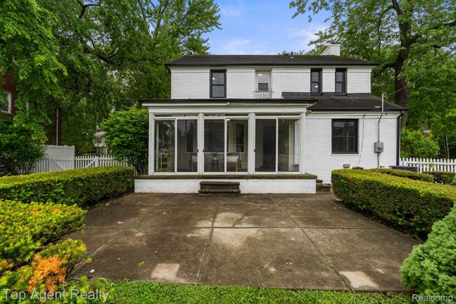 1894 Broadstone Road, Grosse Pointe Woods, MI 48236
