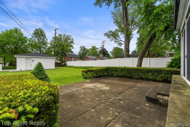 1894 Broadstone Road, Grosse Pointe Woods, MI 48236