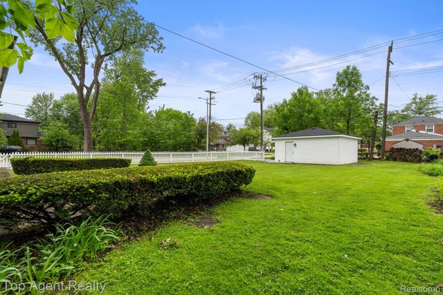 1894 Broadstone Road, Grosse Pointe Woods, MI 48236
