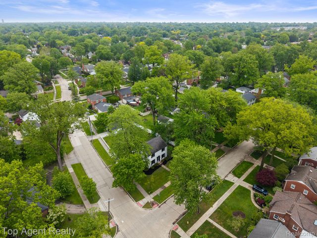 1894 Broadstone Road, Grosse Pointe Woods, MI 48236