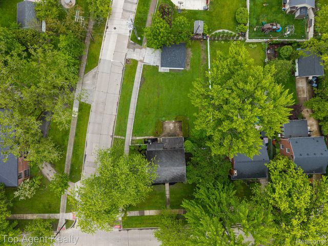 1894 Broadstone Road, Grosse Pointe Woods, MI 48236