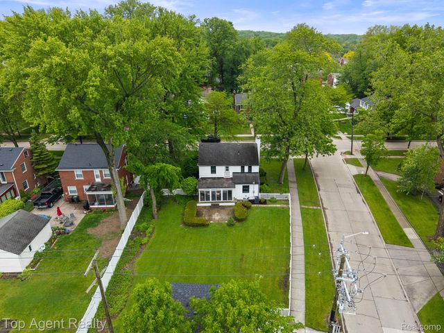 1894 Broadstone Road, Grosse Pointe Woods, MI 48236