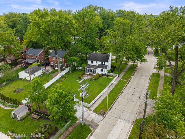 1894 Broadstone Road, Grosse Pointe Woods, MI 48236