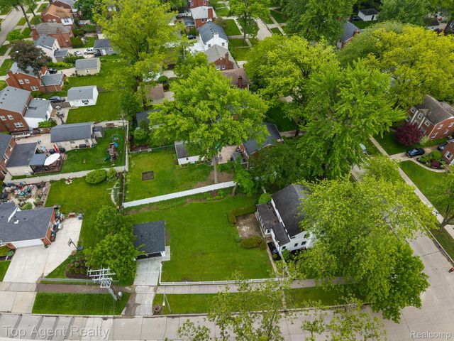 1894 Broadstone Road, Grosse Pointe Woods, MI 48236