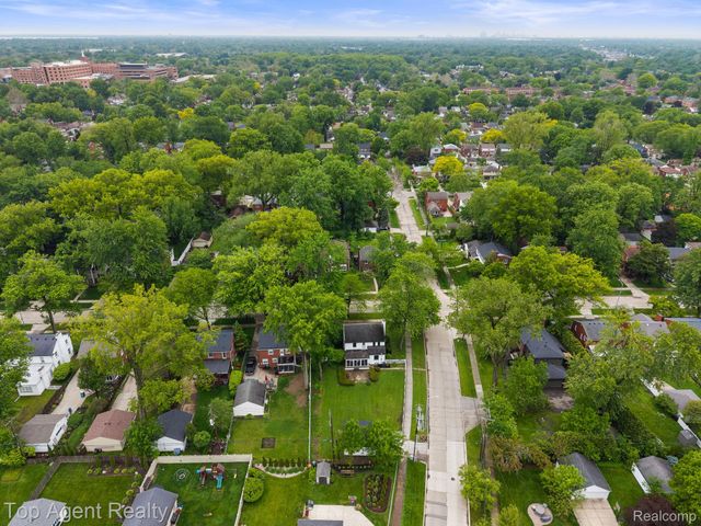 1894 Broadstone Road, Grosse Pointe Woods, MI 48236